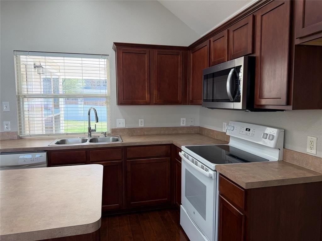 523 Hilltop Dr - Photo 7 of 30