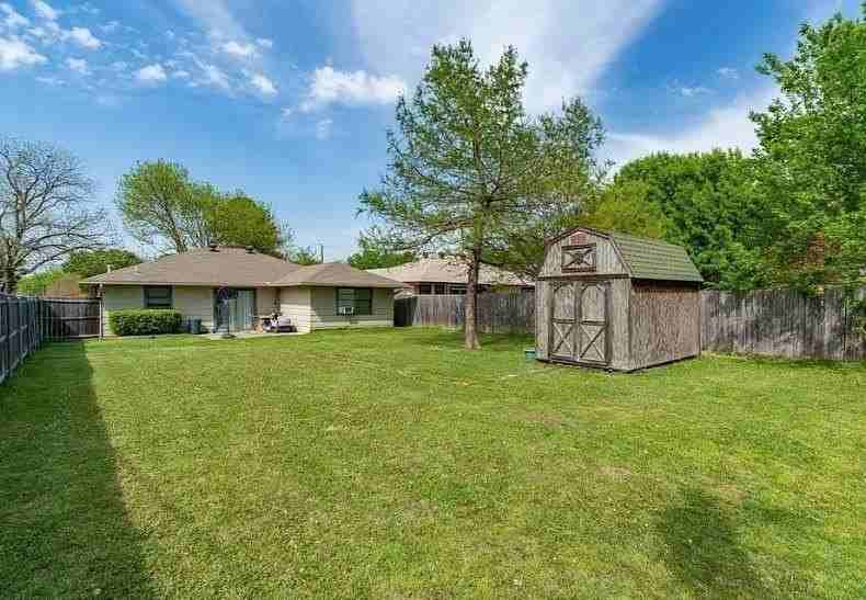 3135 Maple Ave - Photo 2 of 3