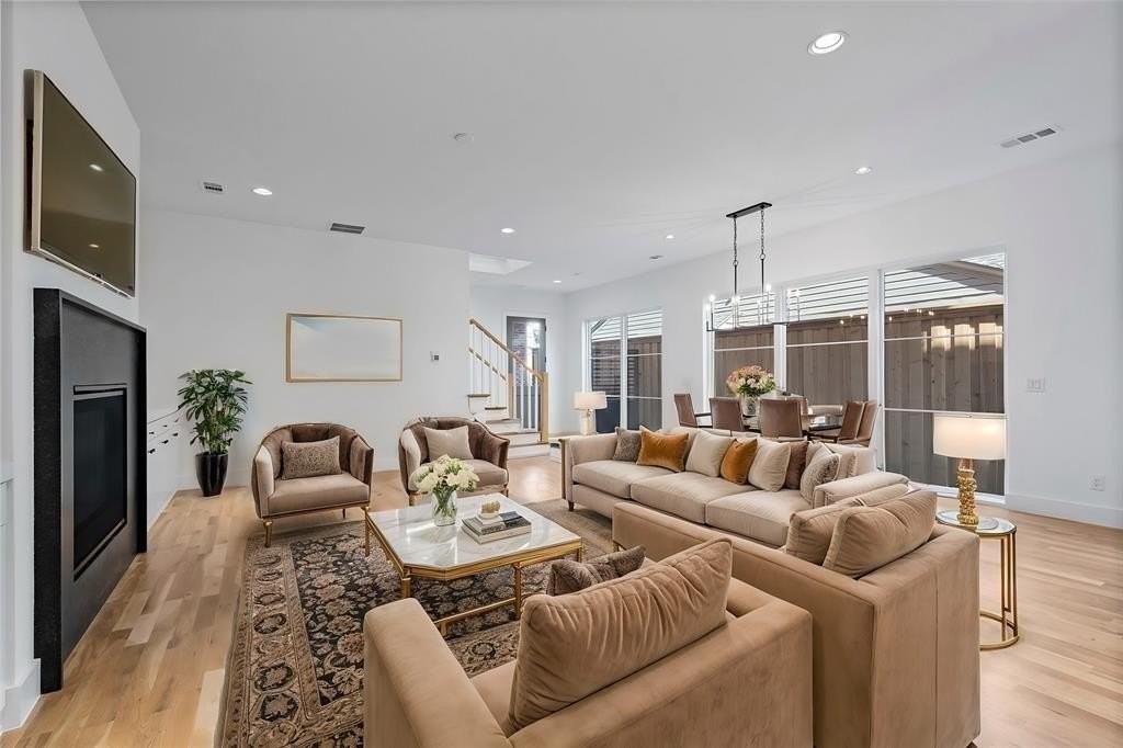 5836 Martel Ave - Photo 3 of 32