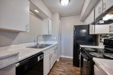 3300 Edgewood Dr - Photo 2 of 12