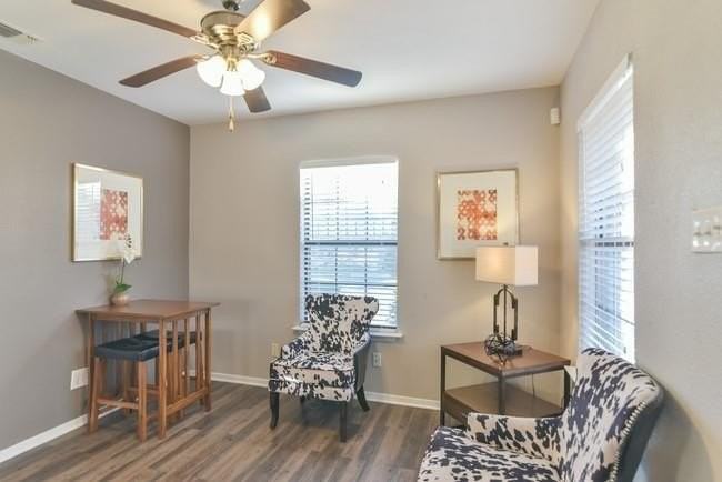 820 Southeast Pkwy - Photo 3 of 9