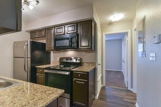 820 Southeast Pkwy - Photo 4 of 9