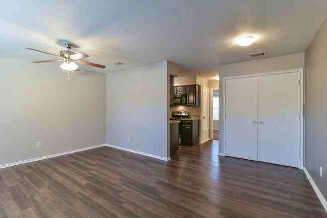 820 Southeast Pkwy - Photo 5 of 9