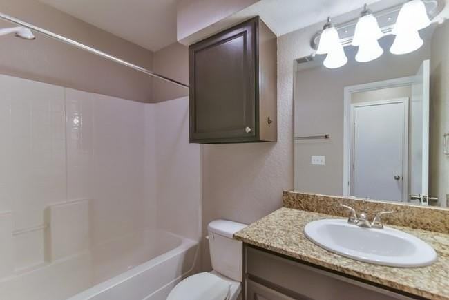 820 Southeast Pkwy - Photo 6 of 9