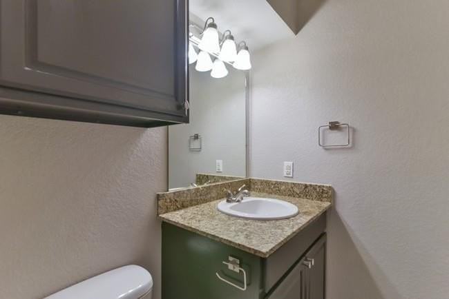 820 Southeast Pkwy - Photo 7 of 9