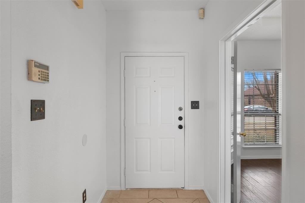 5205 Wood Creek Ln - Photo 4 of 35