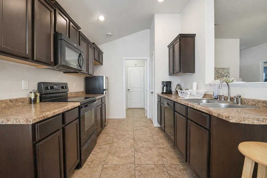 912 Purdue St - Photo 4 of 13