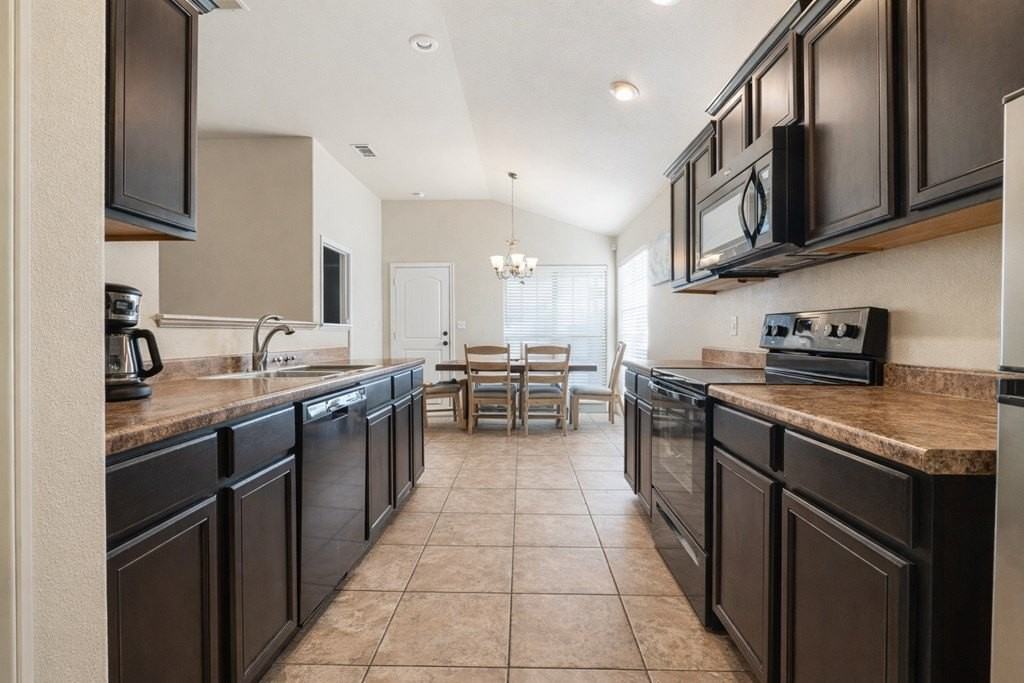 912 Purdue St - Photo 5 of 13