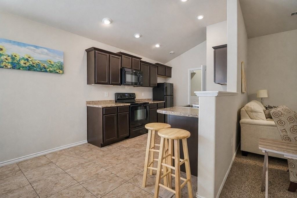 912 Purdue St - Photo 6 of 13