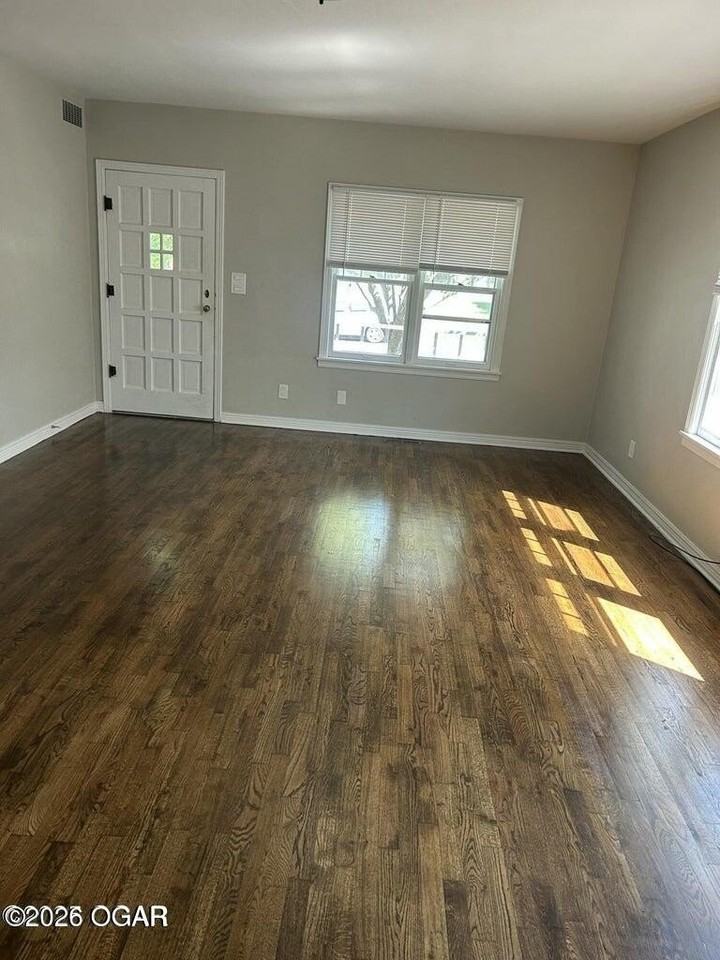 306 N Connor Ave - Photo 2 of 7