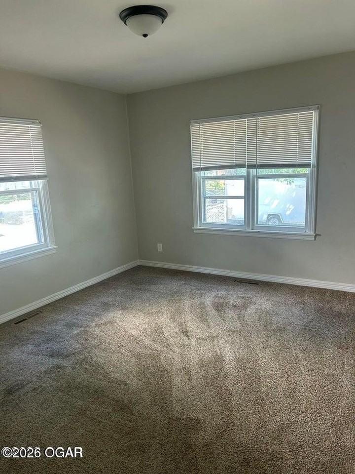 306 N Connor Ave - Photo 3 of 7