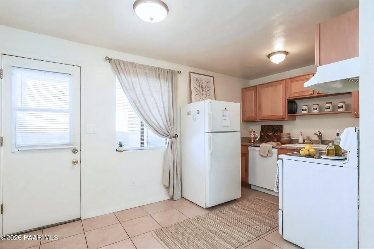 455 W Kelso St - Photo 4 of 25