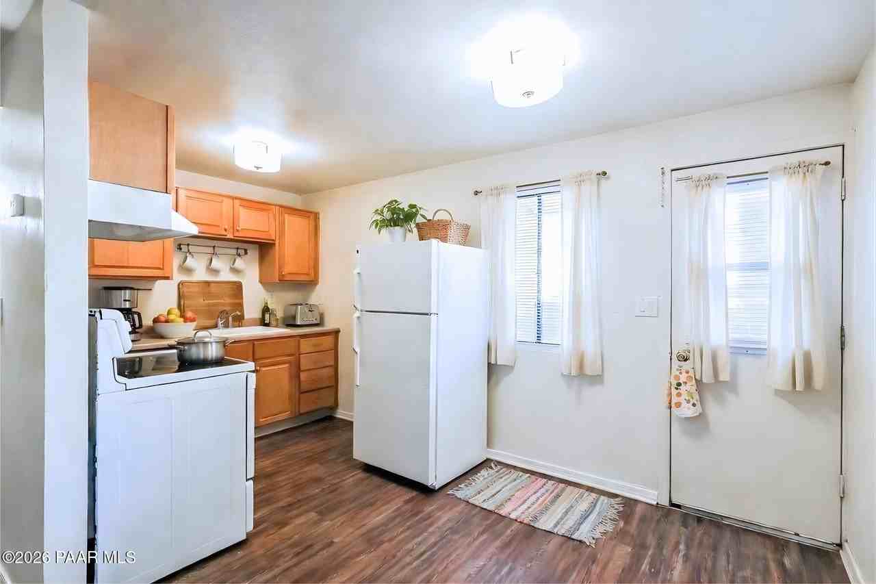 455 W Kelso St - Photo 5 of 25