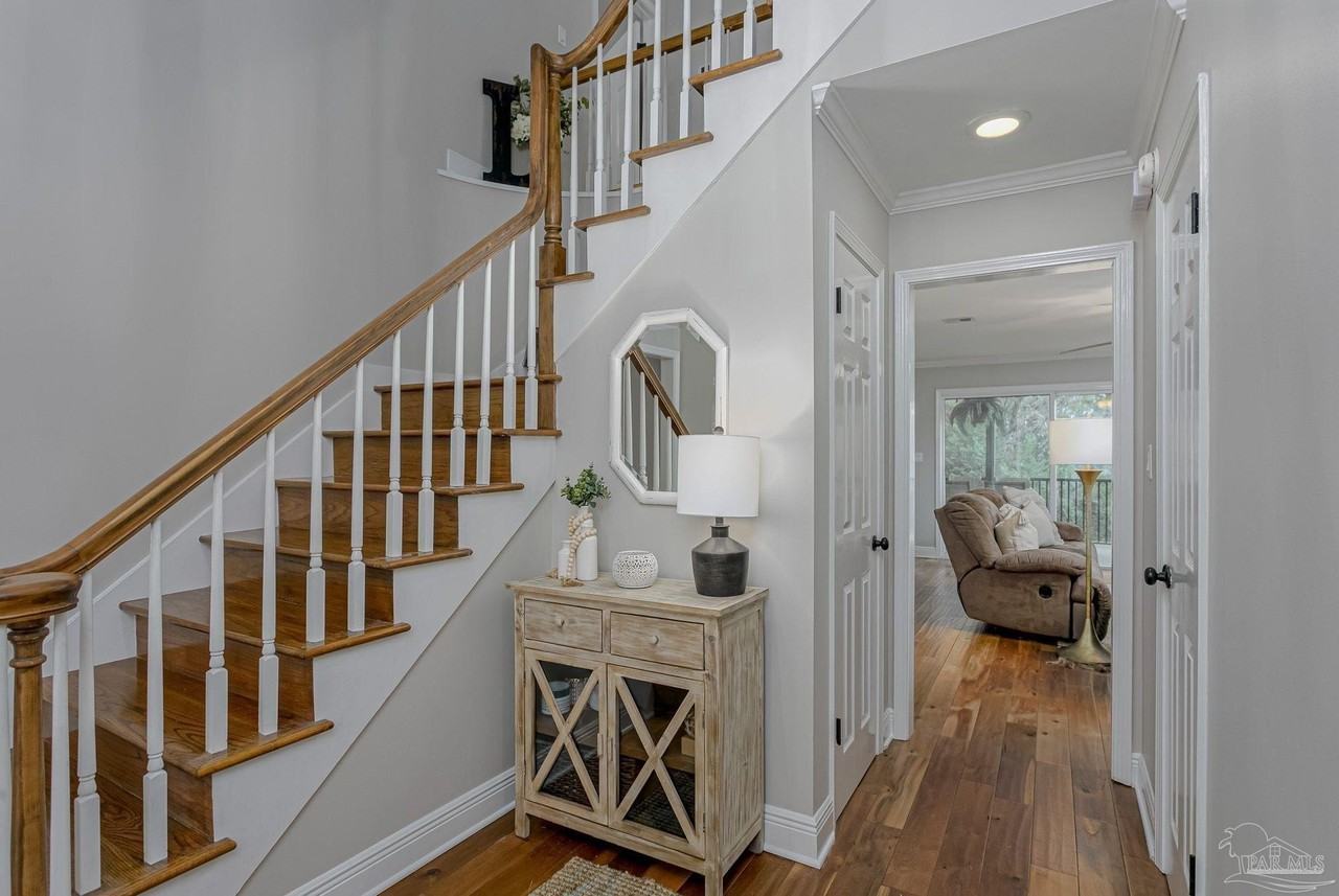 405 Canterbury Ln - Photo 4 of 30