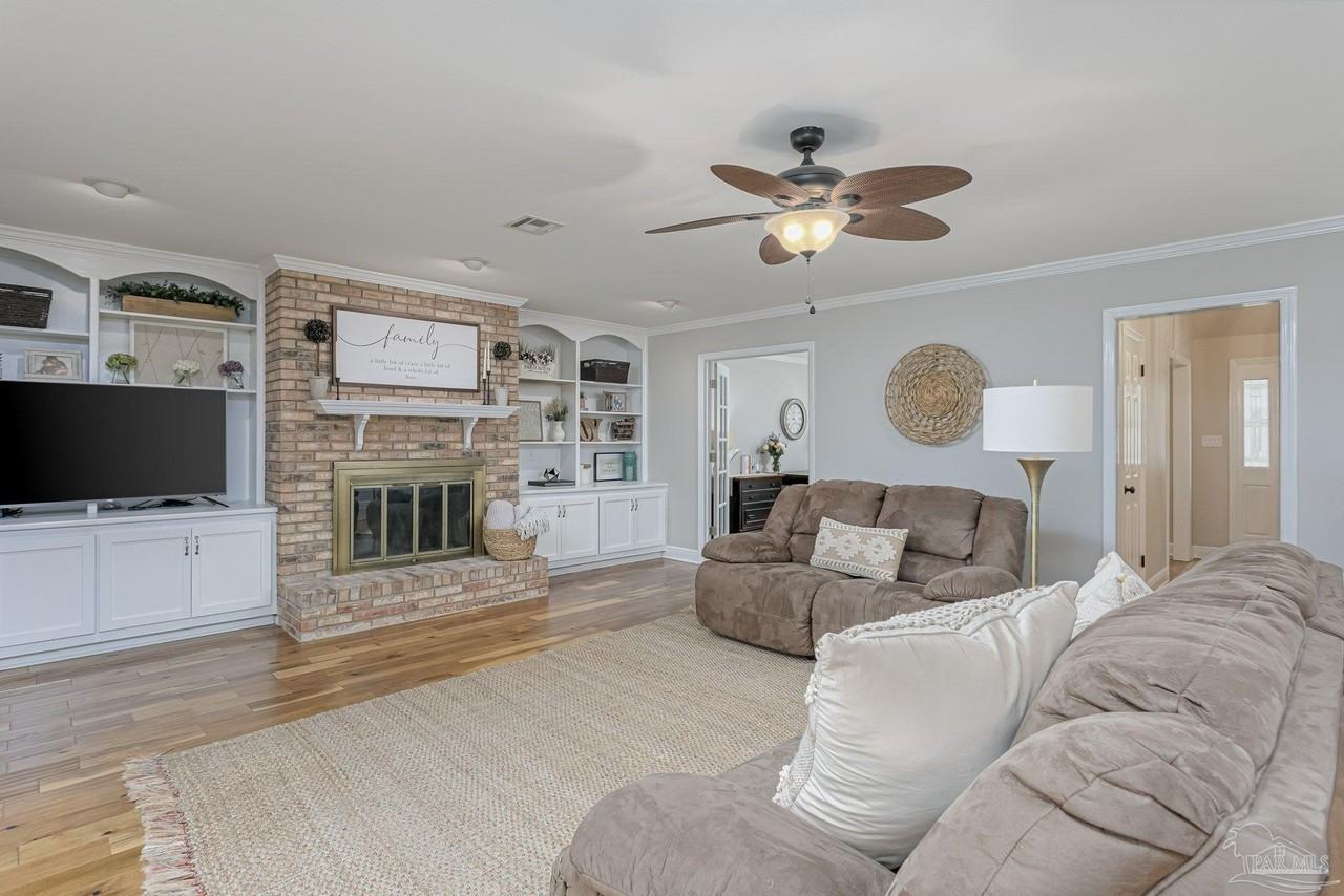 405 Canterbury Ln - Photo 7 of 30