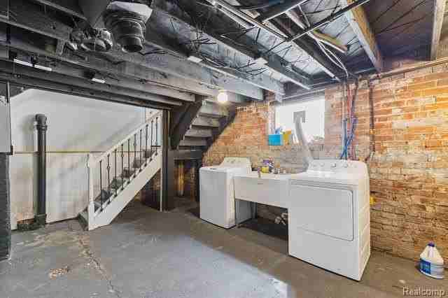 885 Clairmount St - Photo 4 of 11