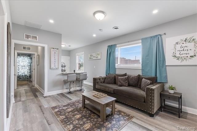 885 Clairmount St - Photo 7 of 11