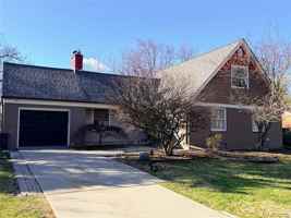 featured image of 1648 Yorkshire Rd