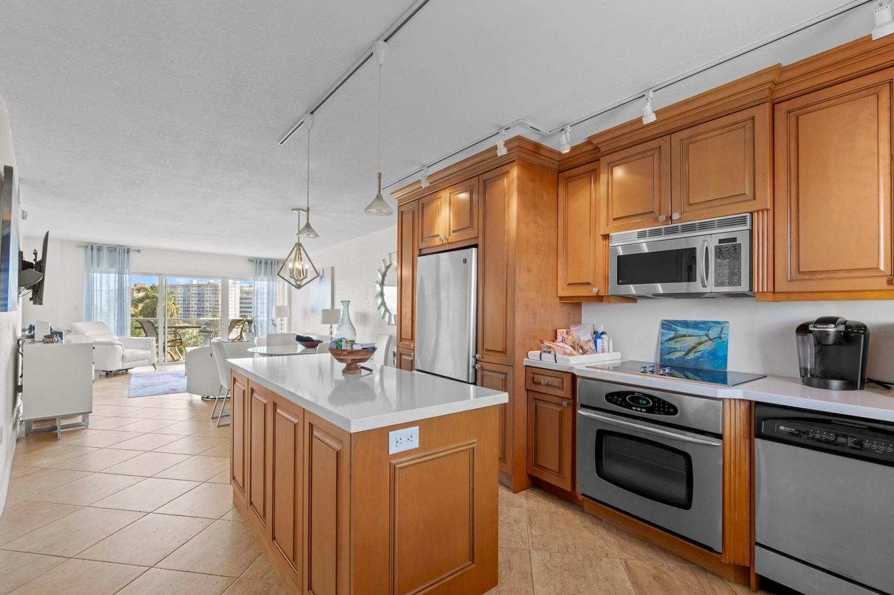 140 Ne 28th Ave #604 - Photo 7 of 25