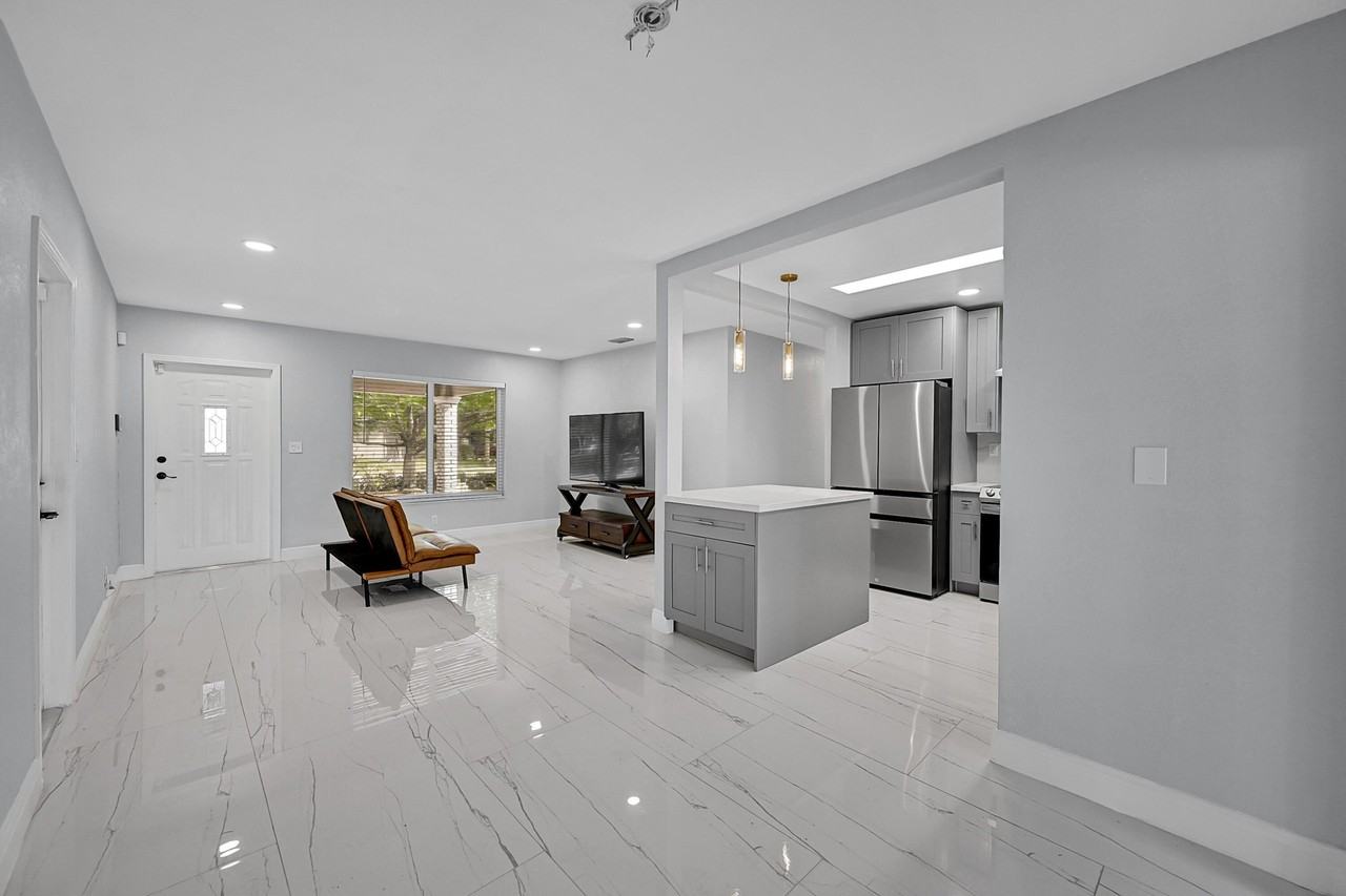 1181 Sw 4th Ter - Photo 4 of 24