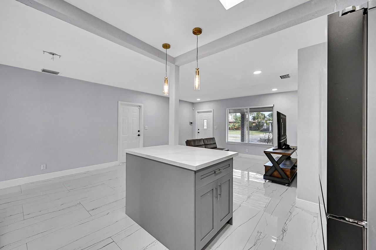 1181 Sw 4th Ter - Photo 5 of 24