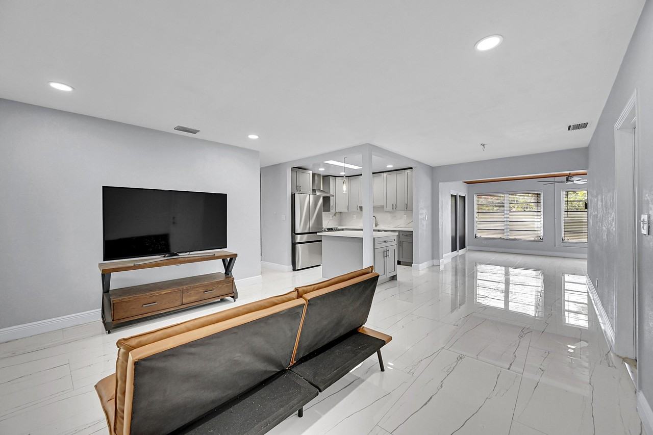 1181 Sw 4th Ter - Photo 6 of 24