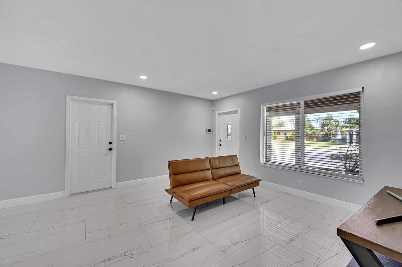 1181 Sw 4th Ter - Photo 7 of 24