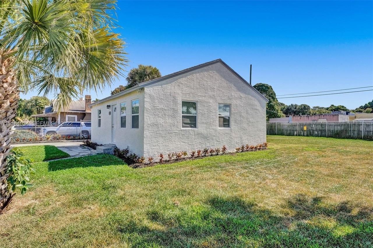 640 52nd St - Photo 2 of 5