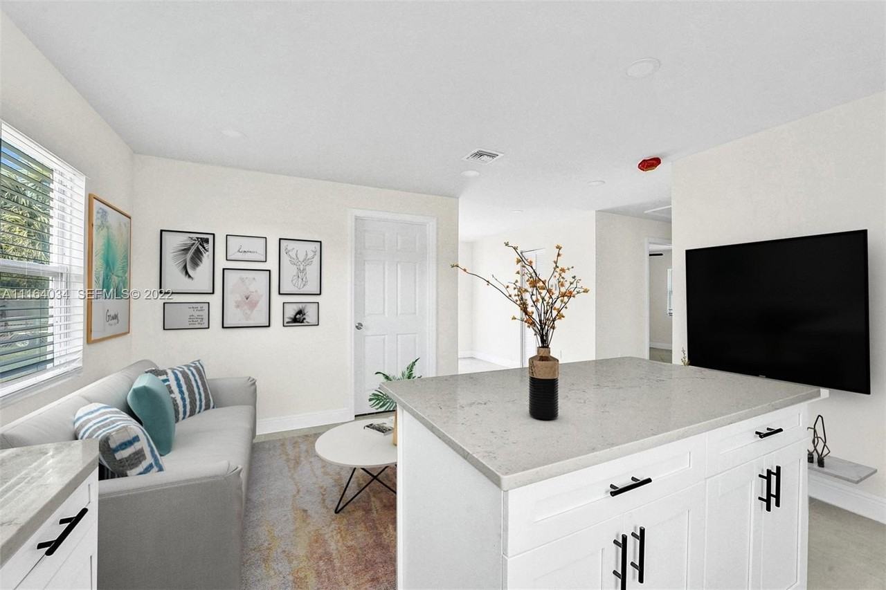 640 52nd St - Photo 3 of 5