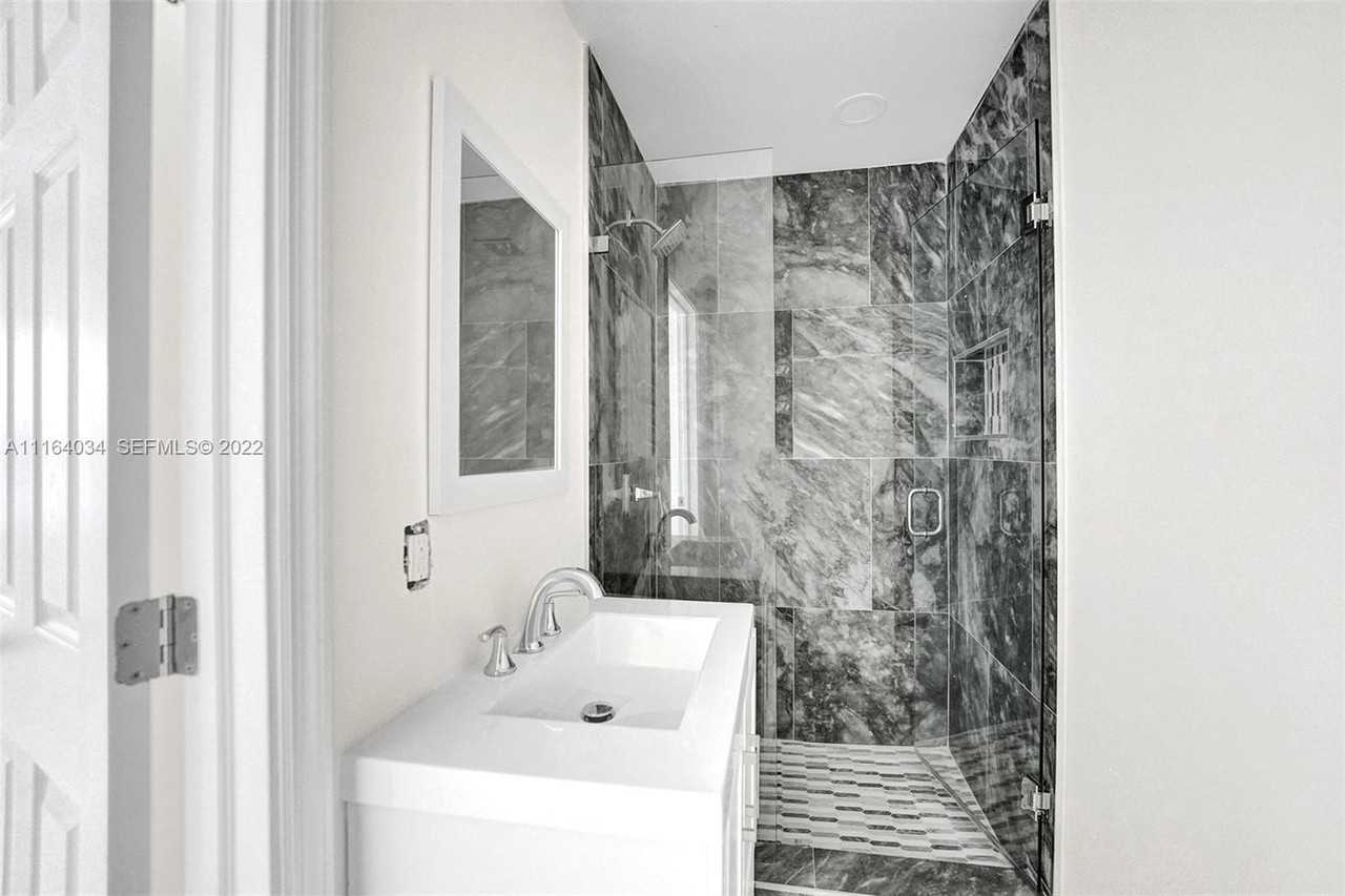 640 52nd St - Photo 4 of 5