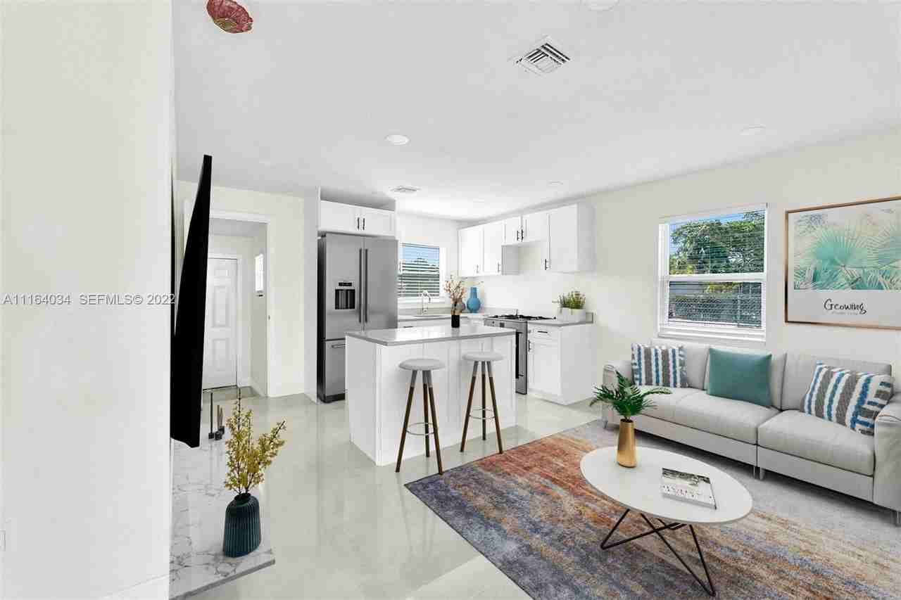 640 52nd St - Photo 5 of 5