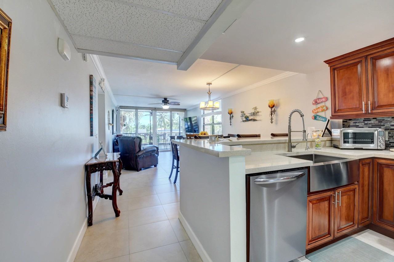 19 Royal Palm Way Unit 205 - Photo 4 of 41