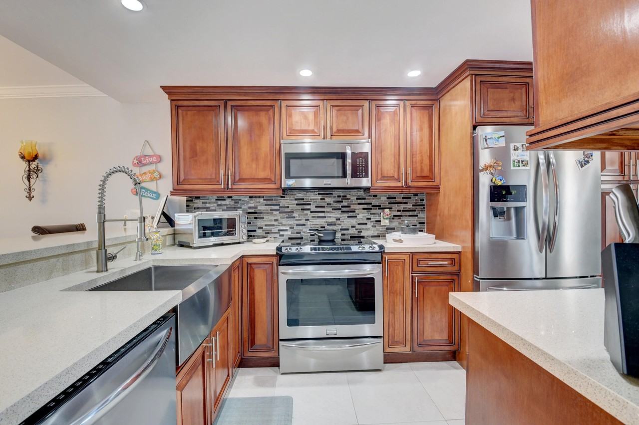 19 Royal Palm Way Unit 205 - Photo 5 of 41