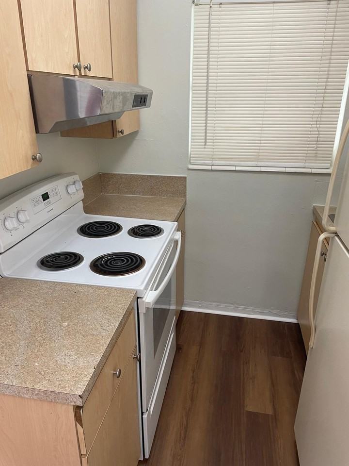 317 N 61st Ter Apt 6 - Photo 2 of 11