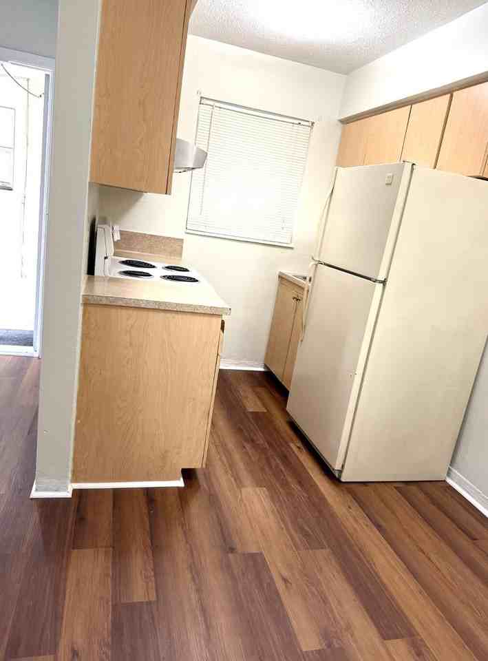 317 N 61st Ter Apt 6 - Photo 3 of 11