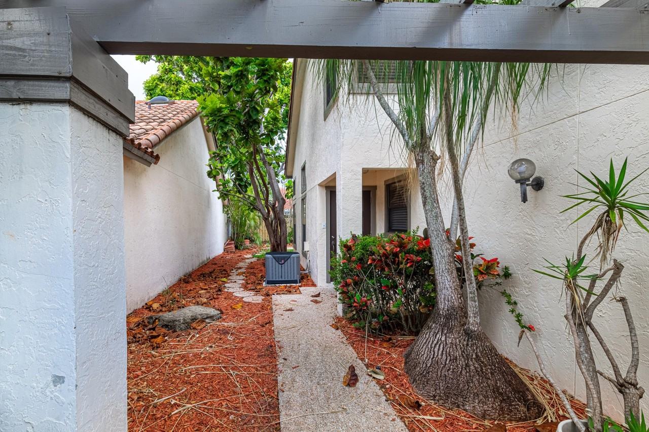 5529 Ilford Ct - Photo 3 of 22