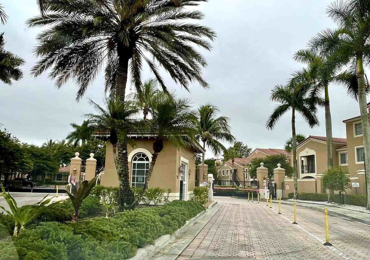 8010 N Nob Hill Rd Apt 106 - Photo 2 of 26