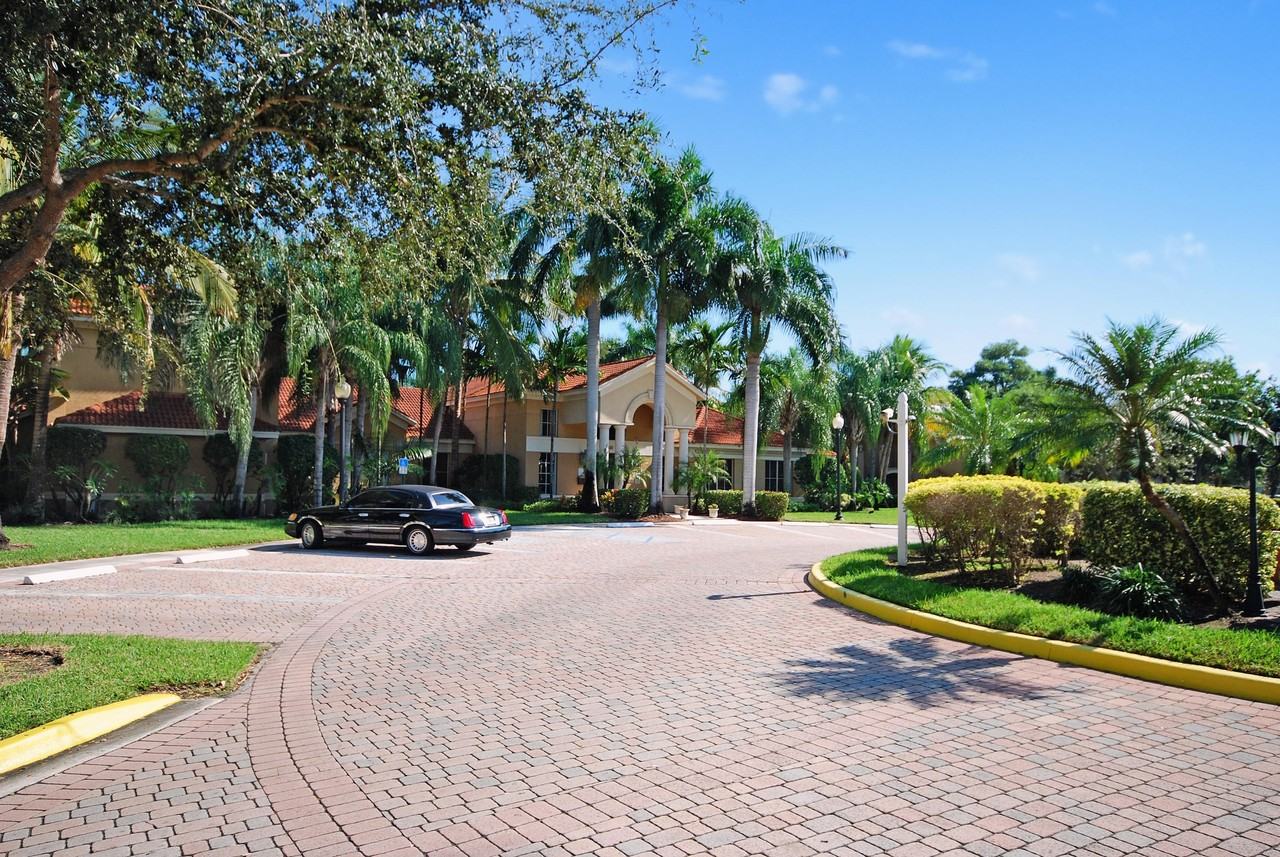 4180 San Marino Blvd Apt 301 - Photo 3 of 15