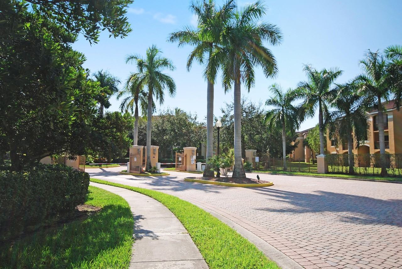 4180 San Marino Blvd Apt 301 - Photo 5 of 15