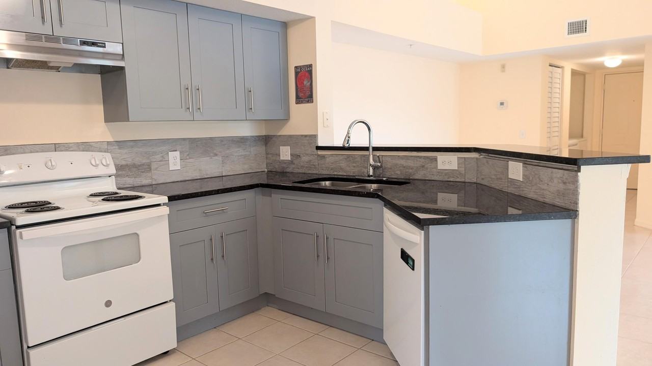 4180 San Marino Blvd Apt 301 - Photo 7 of 15