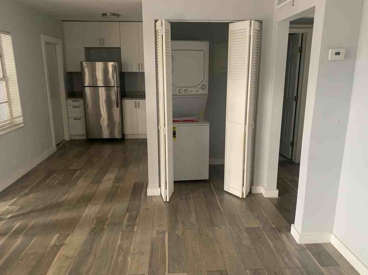 600 Ne 46th Ct Apt 3 - Photo 3 of 11