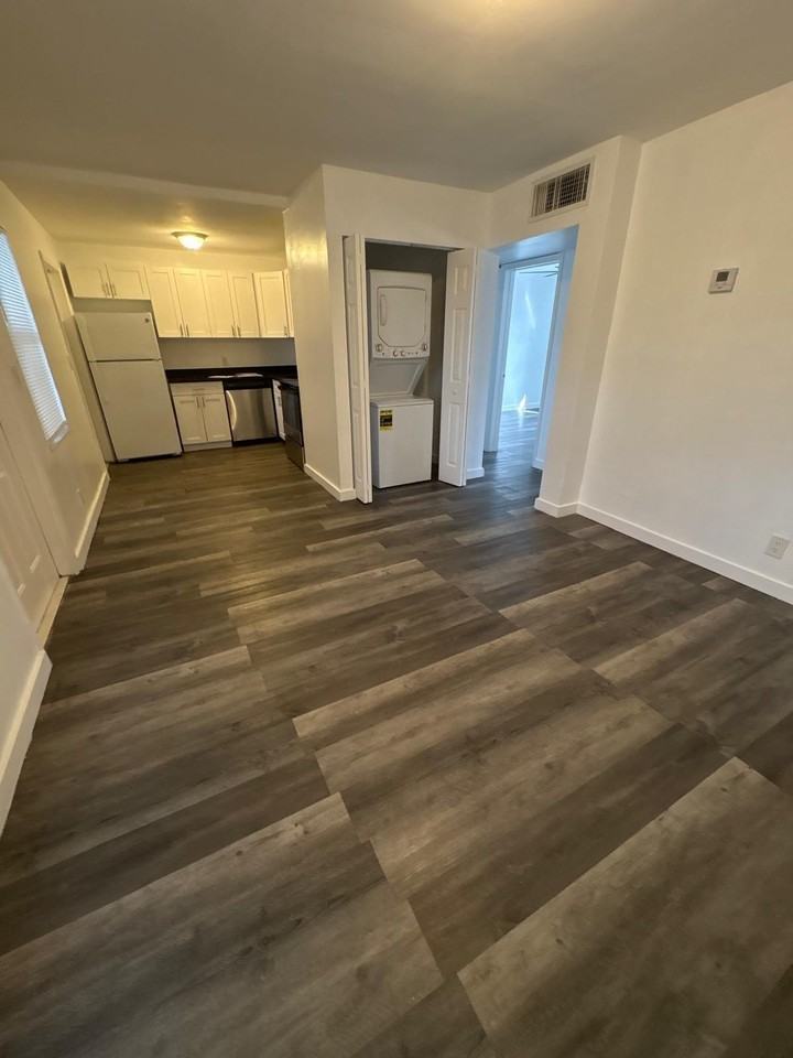 600 Ne 46th Ct Apt 3 - Photo 4 of 11