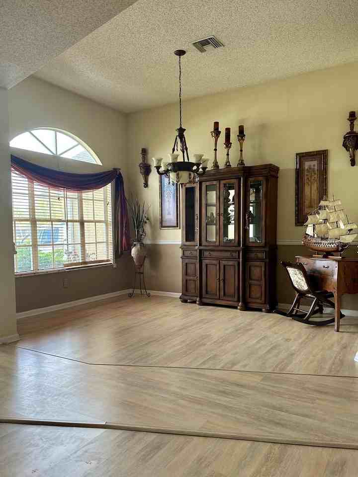 112 Princess Ct - Photo 3 of 24