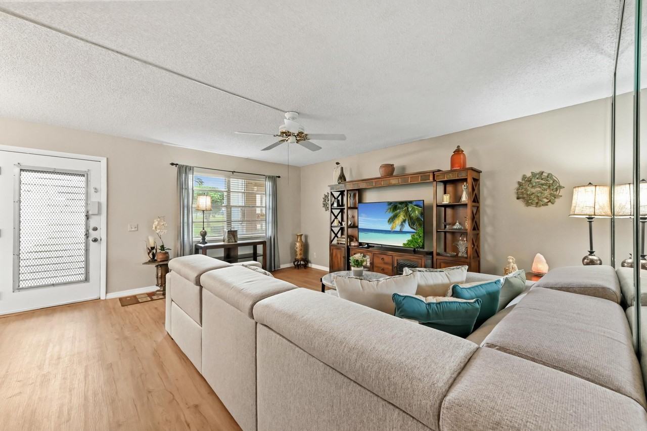 302 Capri H - Photo 5 of 36