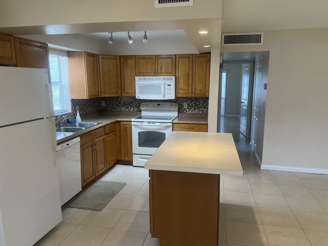 632 Saxony Pl Unit N - Photo 2 of 18