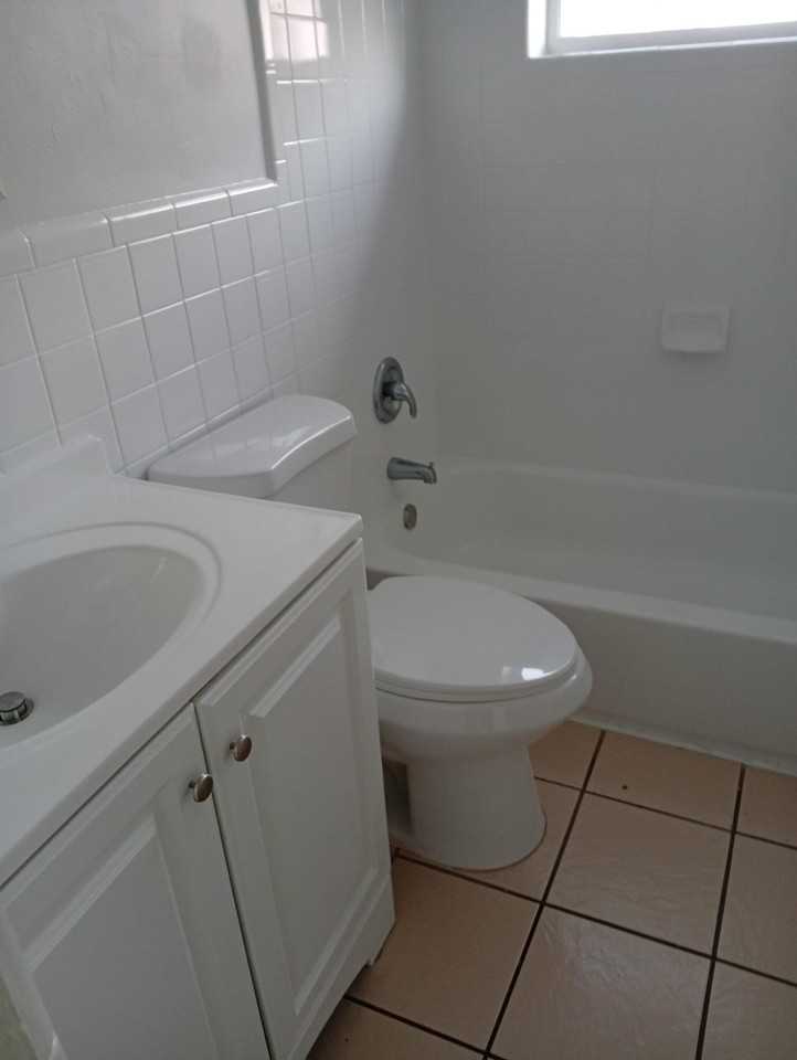 1440 Ne 171st St Apt 4 - Photo 7 of 8