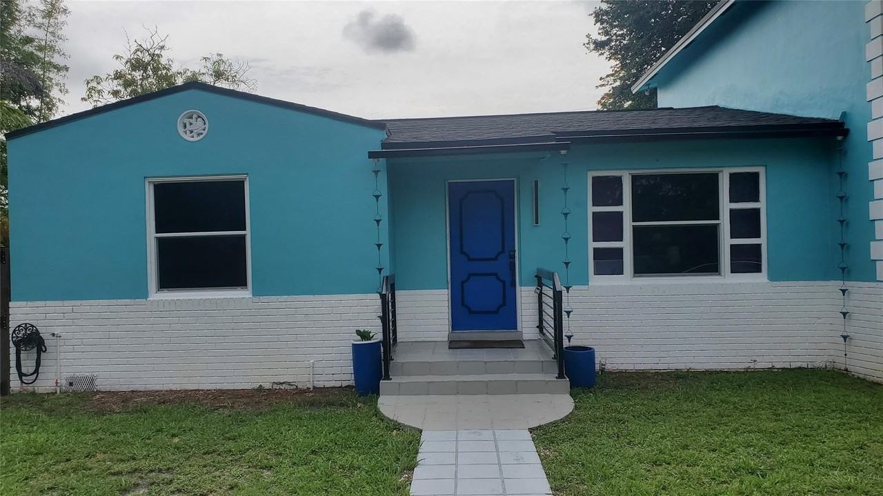 1548 Sw 28th Ave - Photo 2 of 15