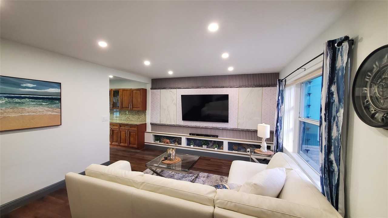 1548 Sw 28th Ave - Photo 4 of 15