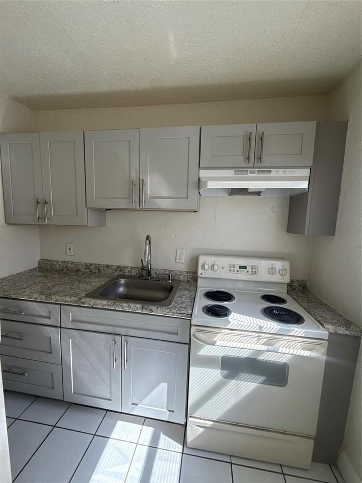 720 Sw 7th St #1 - Photo 3 of 26