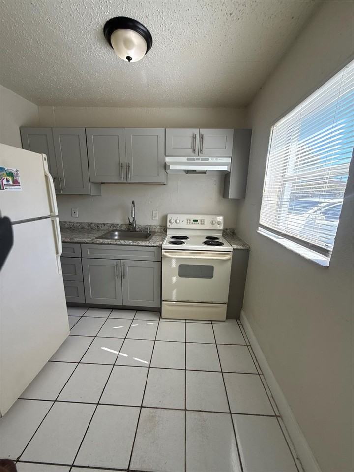 720 Sw 7th St #1 - Photo 4 of 26